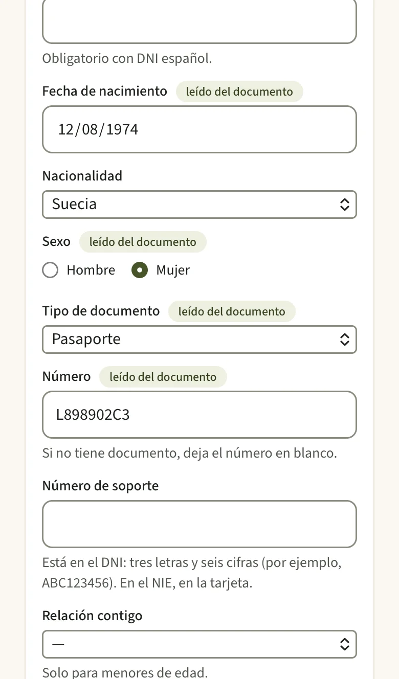 Campos rellenados desde la foto del documento: fecha de nacimiento, sexo, tipo y número de pasaporte