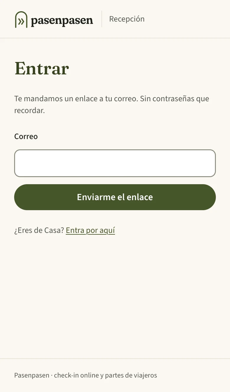 Pantalla «Entrar» de recepción en el móvil: campo de correo y botón «Enviarme el enlace», sin contraseña