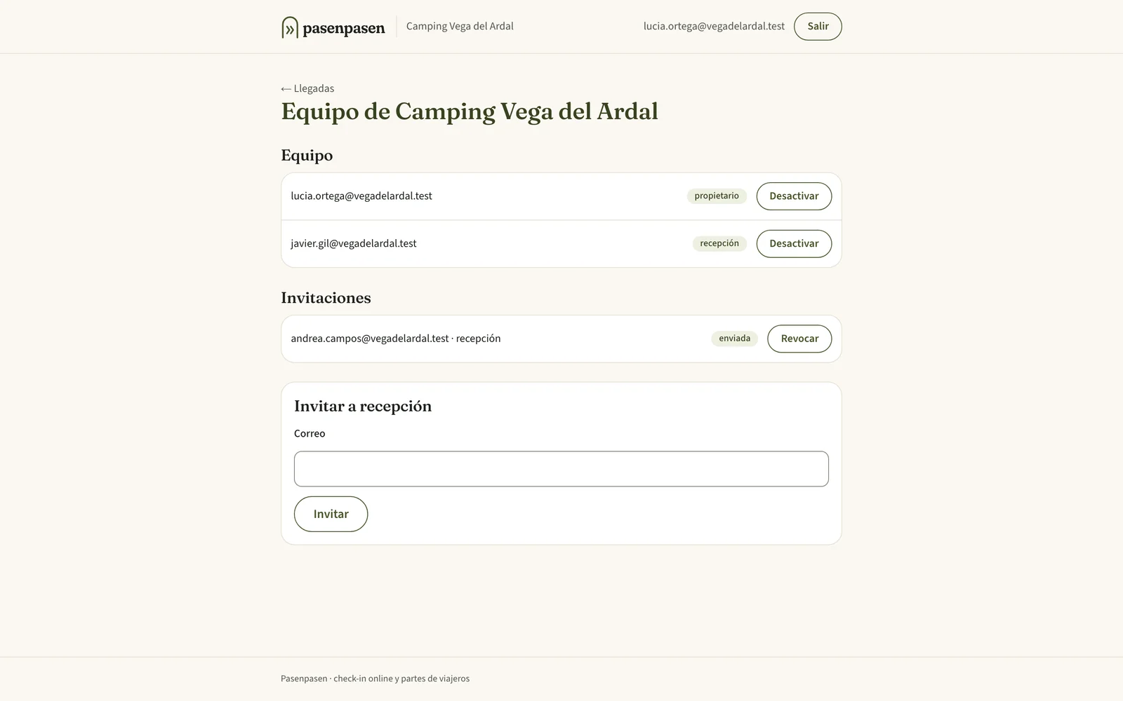 Pantalla «Equipo» del alojamiento: propietaria, recepción, una invitación enviada y el formulario «Invitar a recepción»