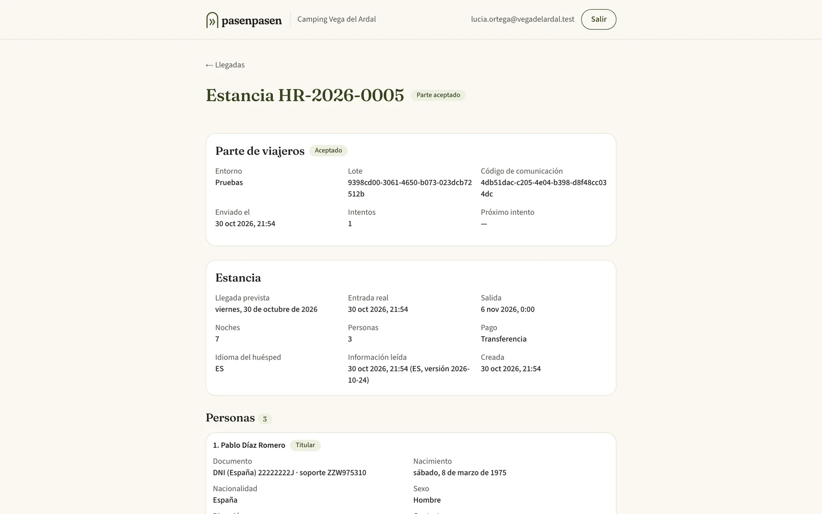 Ficha de una estancia con el parte de viajeros «Aceptado», su lote y su código de comunicación, y las tres personas